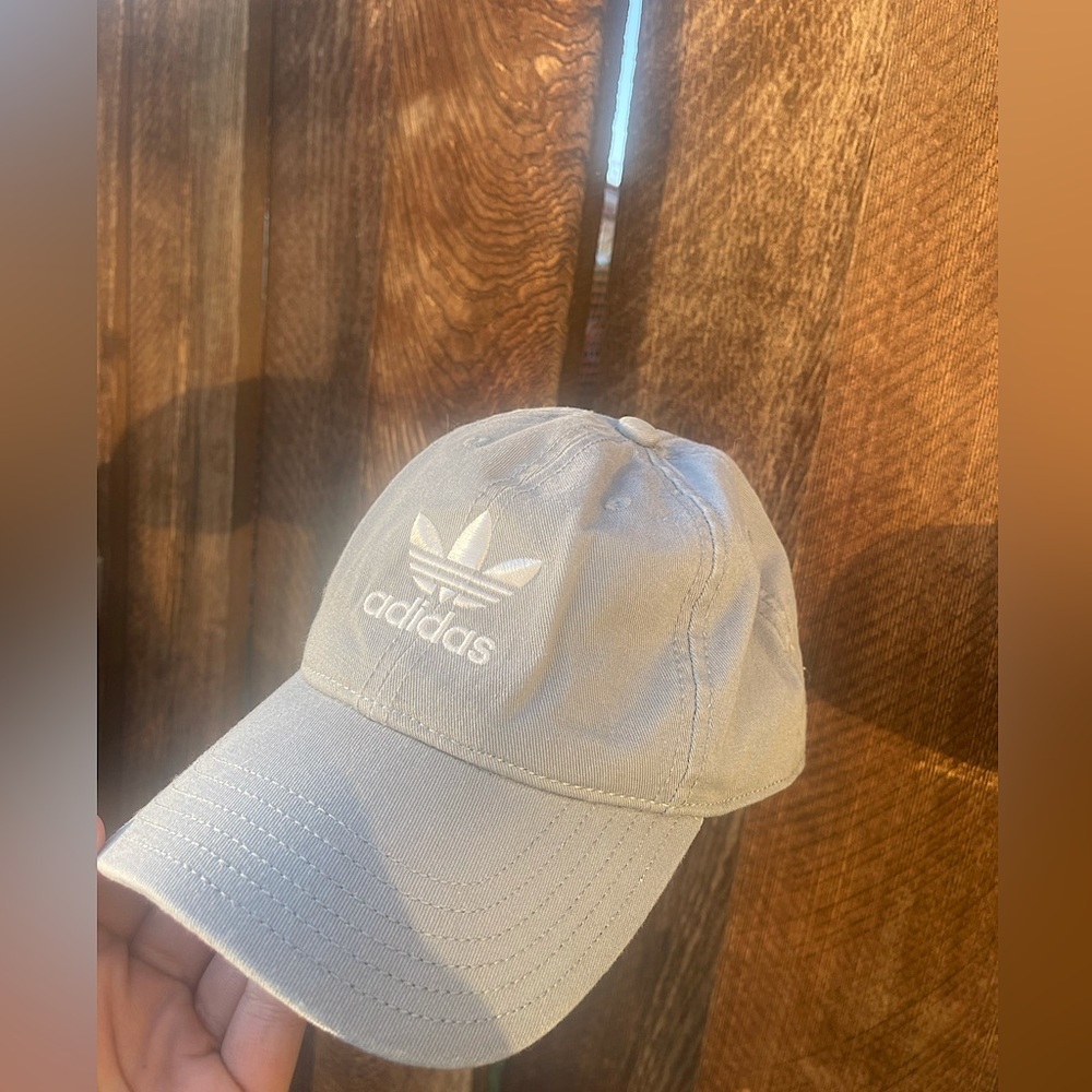 Women’s grey Adidas Original relaxed strap back hat, & in perfect condition!